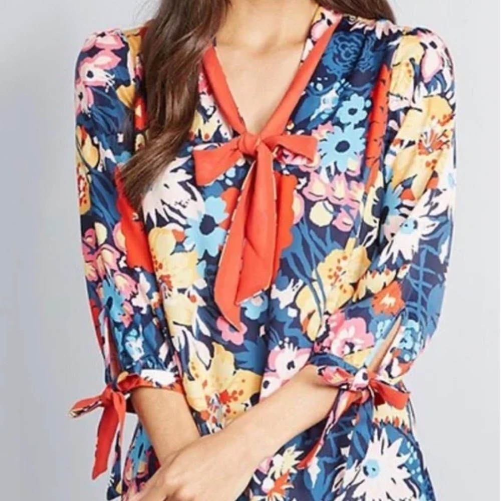 Modcloth | Floral V-neck Tie Neck and Cuffs Blouse Size Small